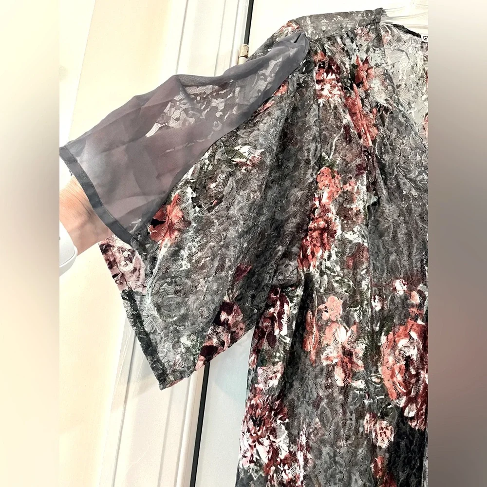 Short kimono, layering piece, lightweight, lacy, gray & rose floral draping, - Picture 4 of 7